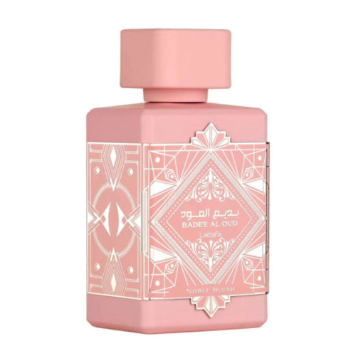 Perfume Lattafa Bade'e Al Oud Noble Blush 100ml, frasco rosa pastel con detalles dorados, fragancia de rosa empolvada y almendra dulce en Musk Dor.