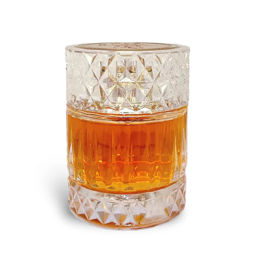 Lujosa botella de perfume Sharaf Blend de Zimaya, Extrait de Parfum unisex, con diseño de cristal tallado y líquido color ámbar.