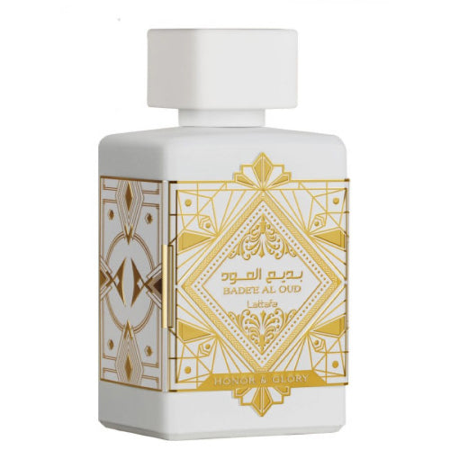 Perfume Lattafa Bade'e Al Oud Honor And Glory 100ml, frasco blanco marfil con emblema dorado, aroma de piña caramelizada y especias cálidas en Musk Dor.
